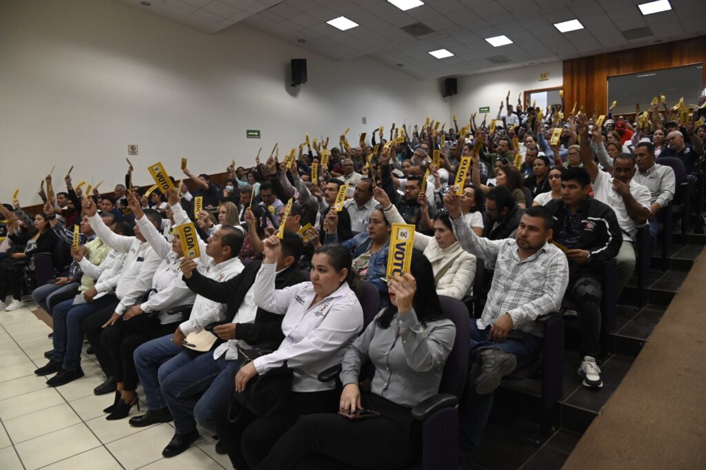 Personas votando por un aumento salarial en Culiacán