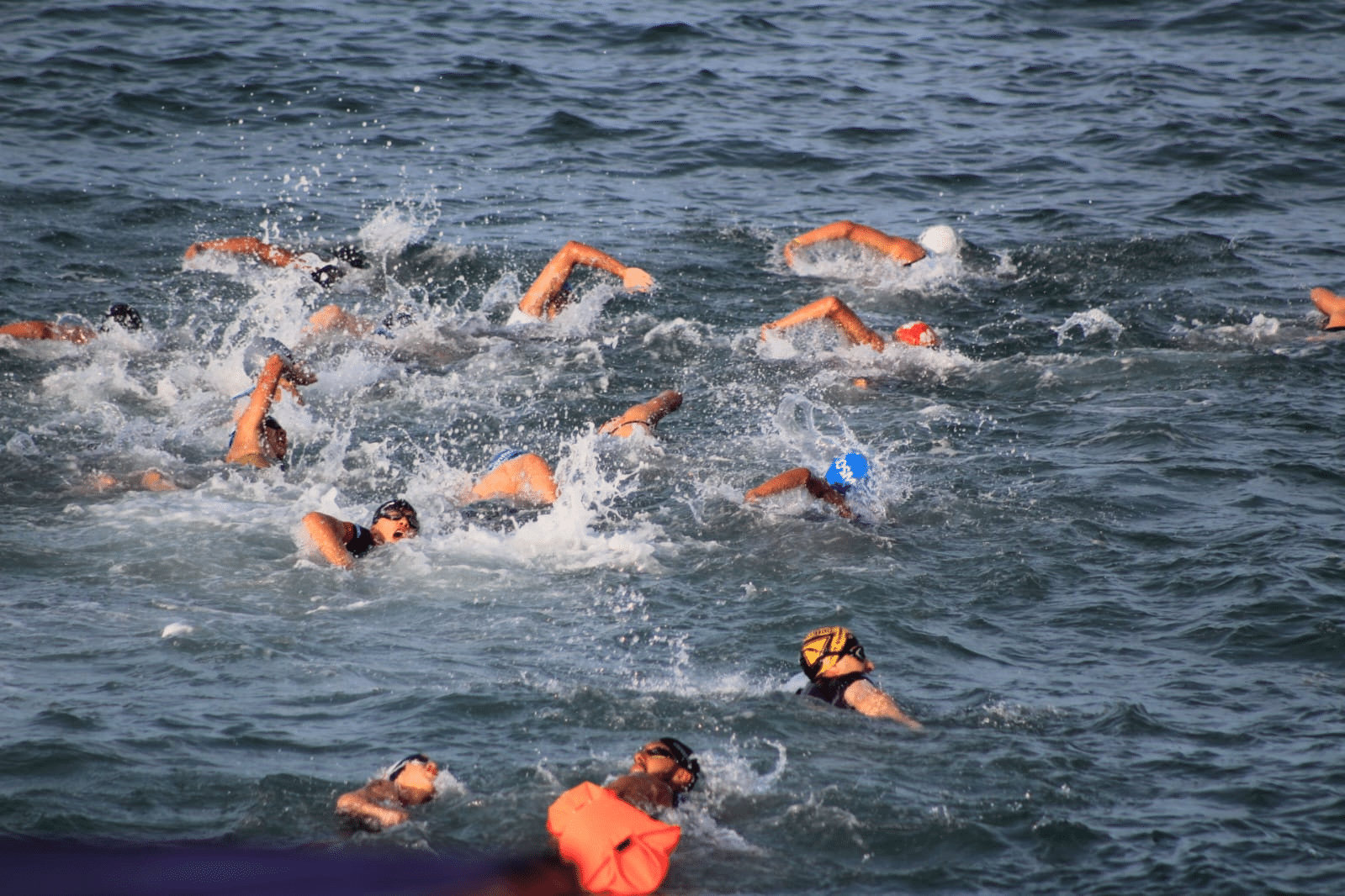 Competidores del Triatlón Pacífico durante la prueba de nado
