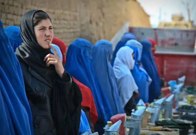 Talibanes envían a mujeres a prisión para protegerlas de la violencia de género