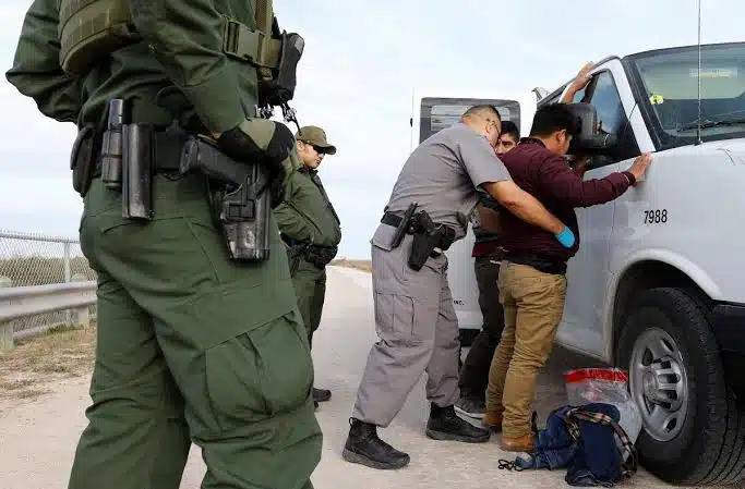 Texas promulga su propia ley que permite detener a migrantes