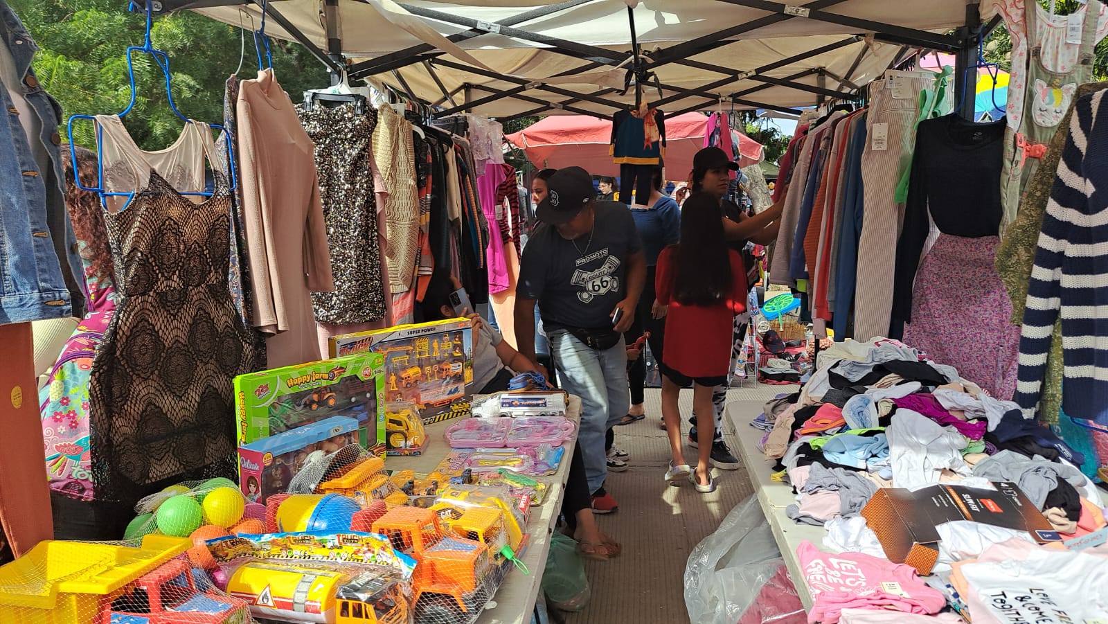 Tianguistas ubicados en la colonia Flores Magón en Mazatlán
