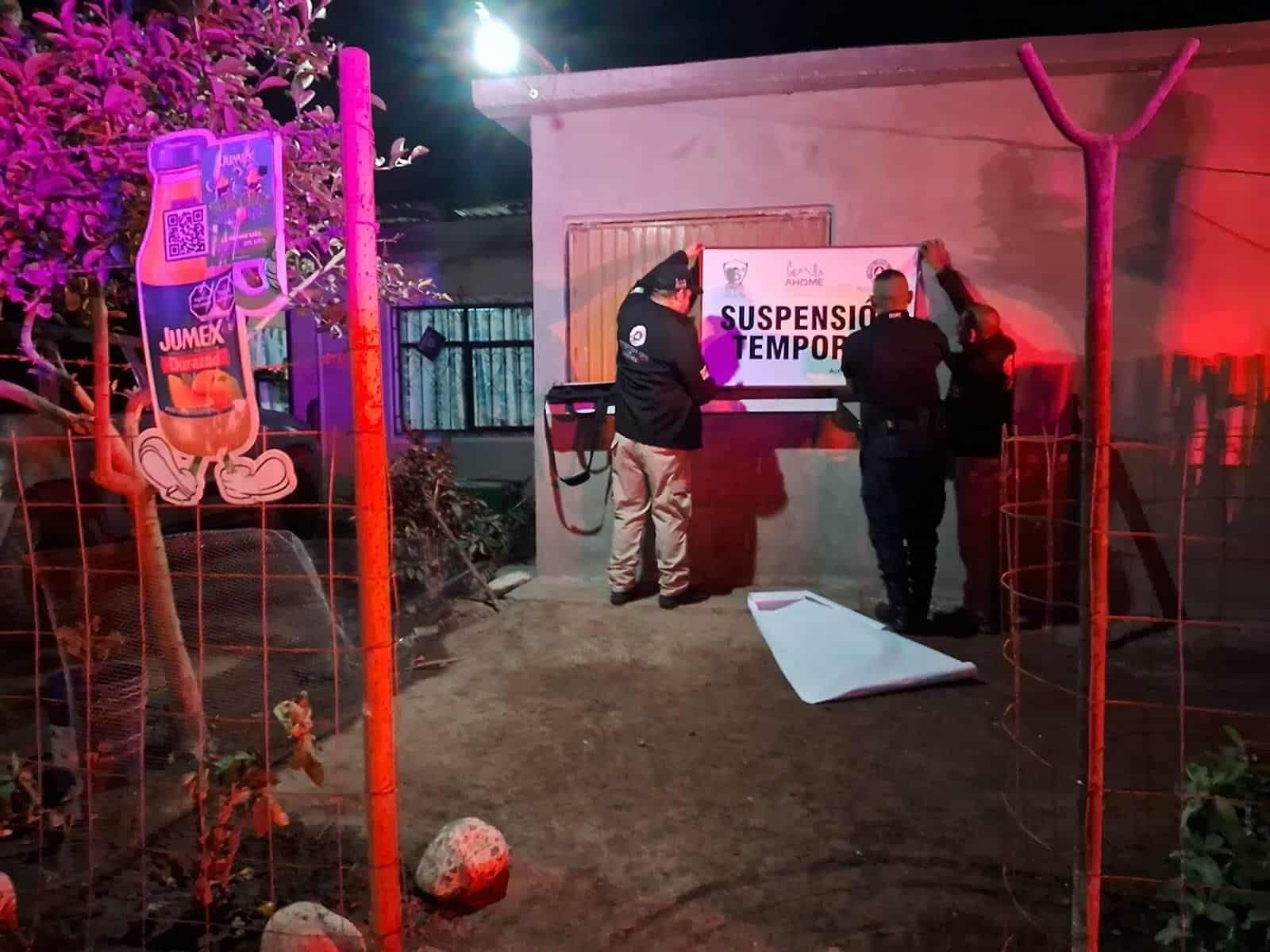 Personas clausurando una tienda donde vendía cohetes en Ahome