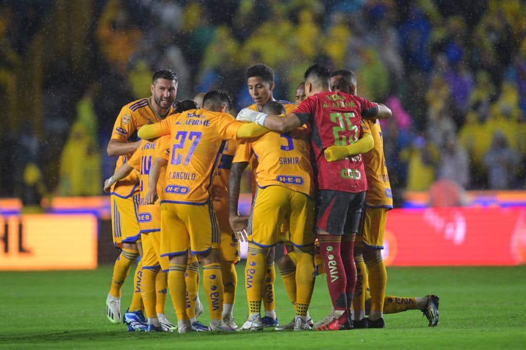 Jugadores del equipo de futbol de Tigres en la cancha del Azteca
