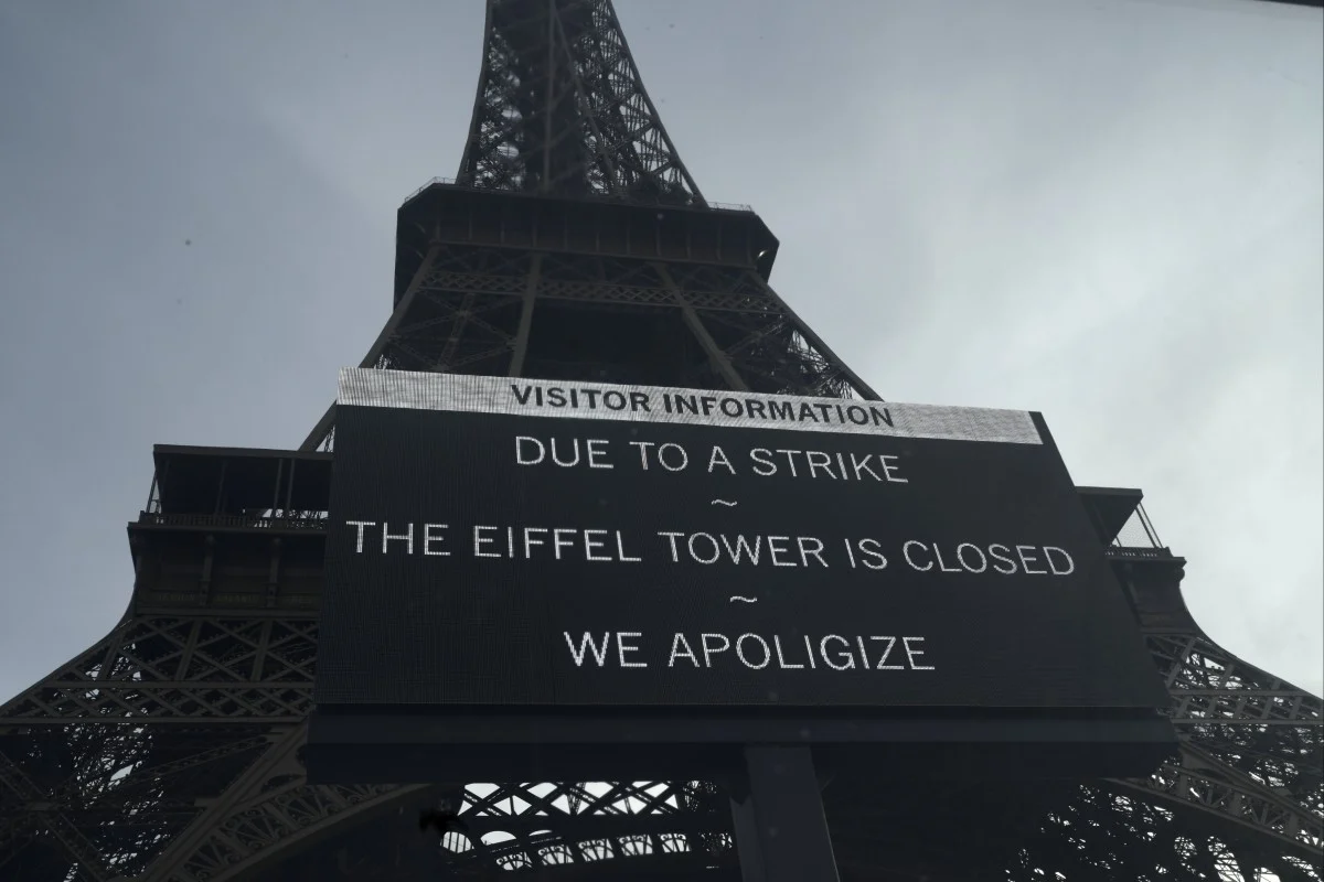 letrero informa sobre una huelga en la Torre Eiffel