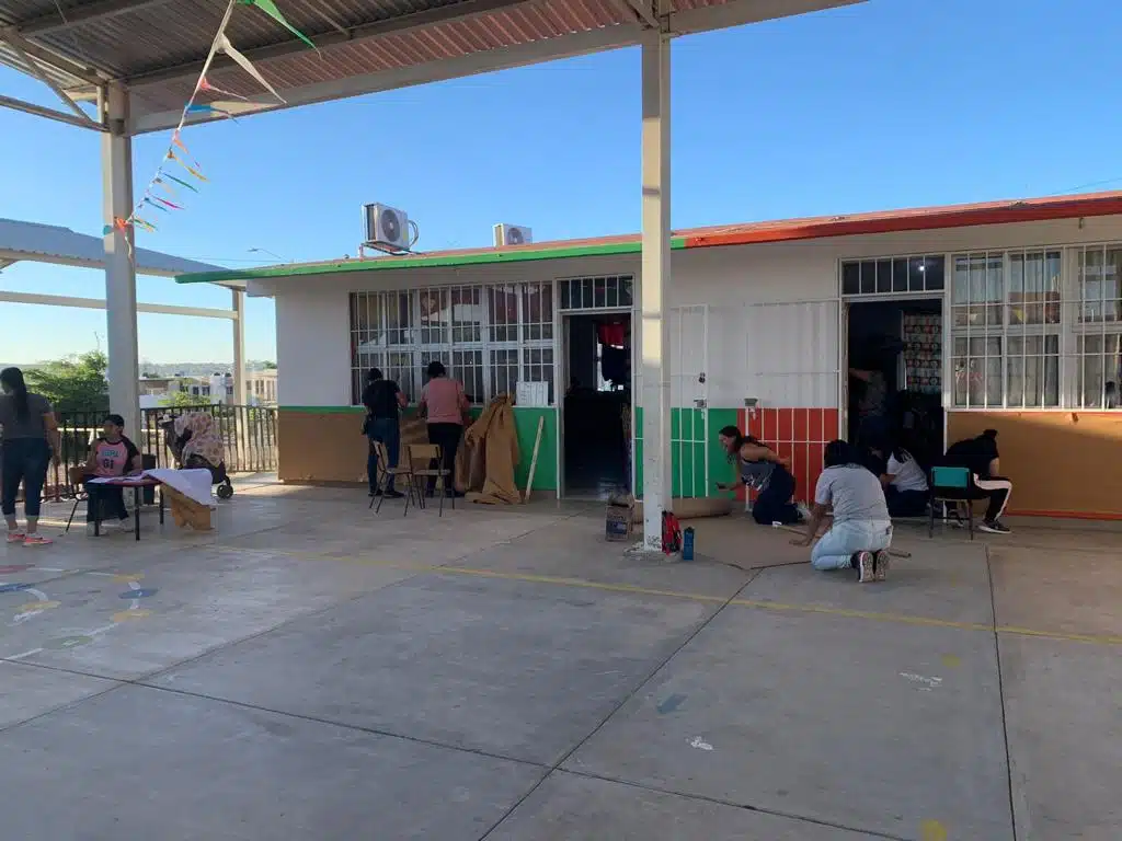 Trabajo de decoración en aulas de un kínder