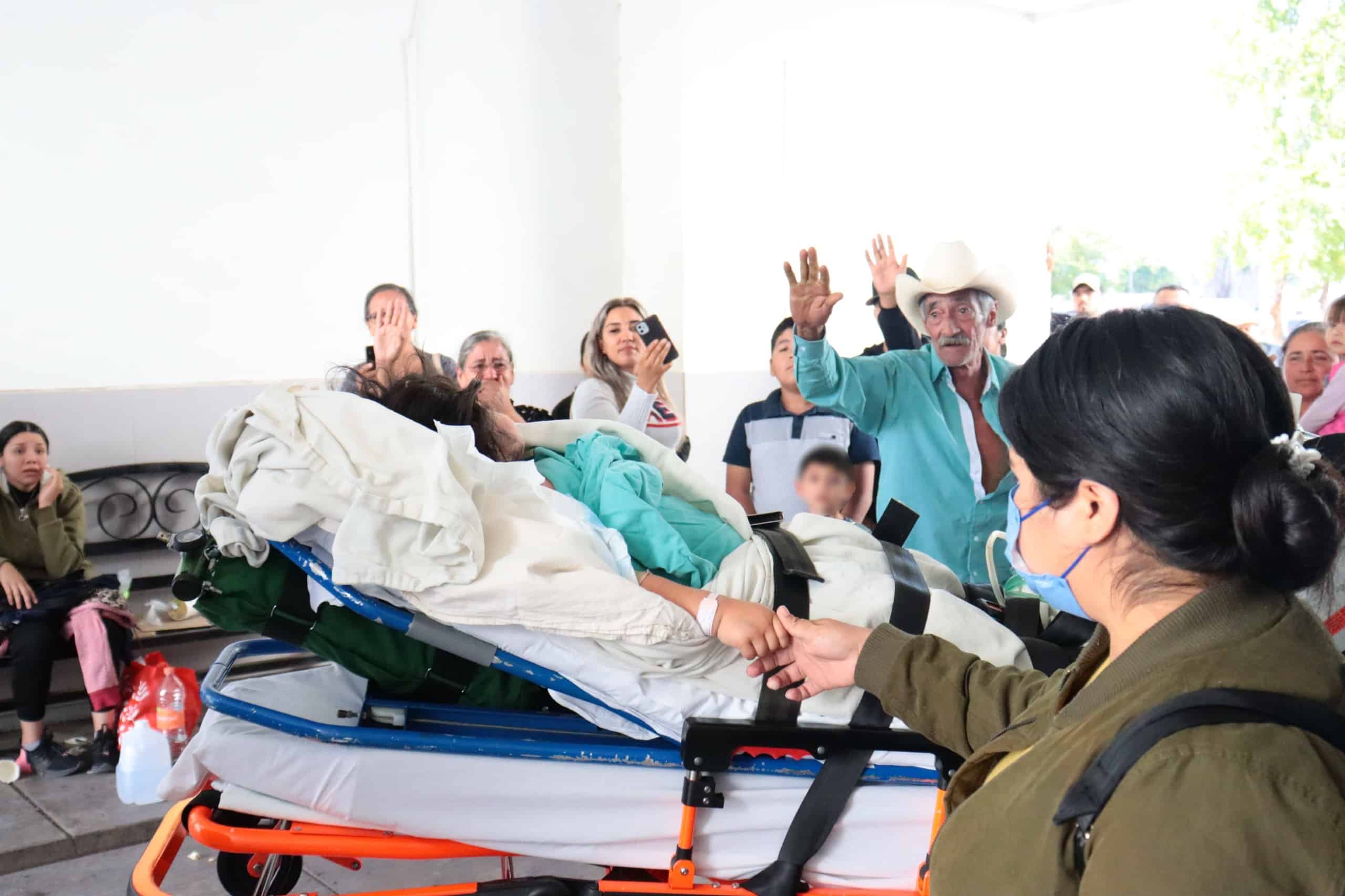 Abuelos, tíos, primos y su papá Claudio, se concentraron este jueves afuera del área de urgencias del Hospital General de Los Mochis para despedir a la pequeña Ariana.