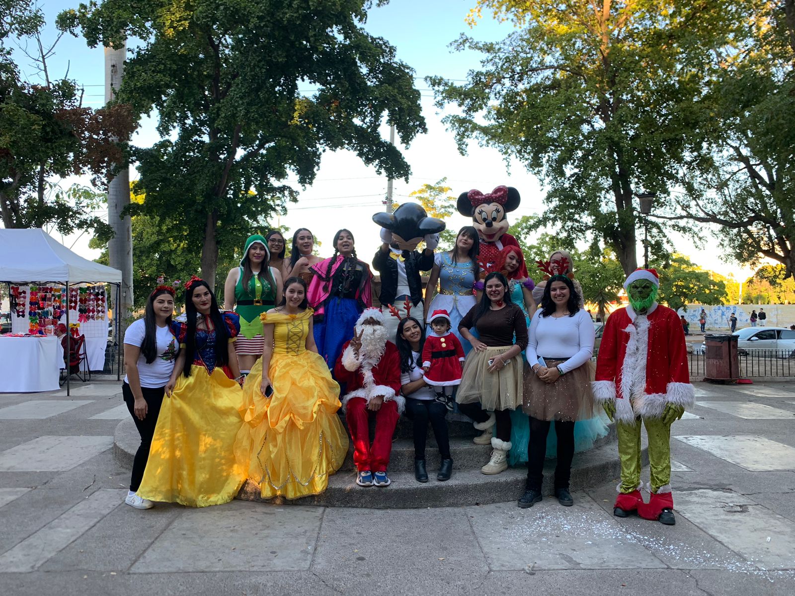 UPES llevó a cabo un festival navideño en la plazuela 27 de Septiembre en Los Mochis.