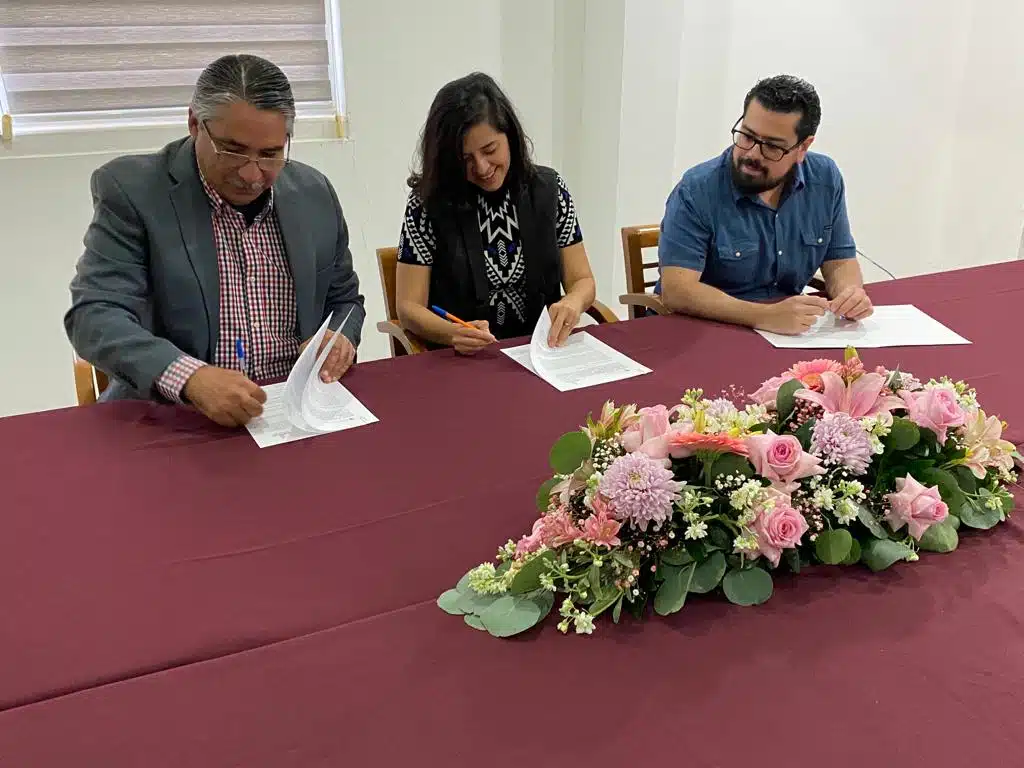 3 personas firmando unos documentos en Culiacán