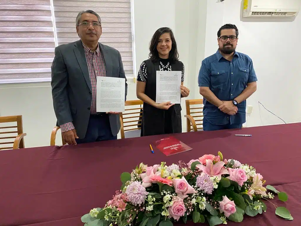 3 personas paradas posando para una foto en Culiacán