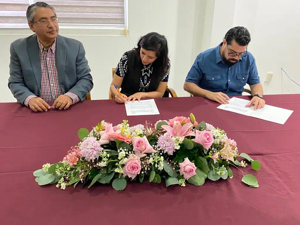 3 personas firmando unos documentos en Culiacán