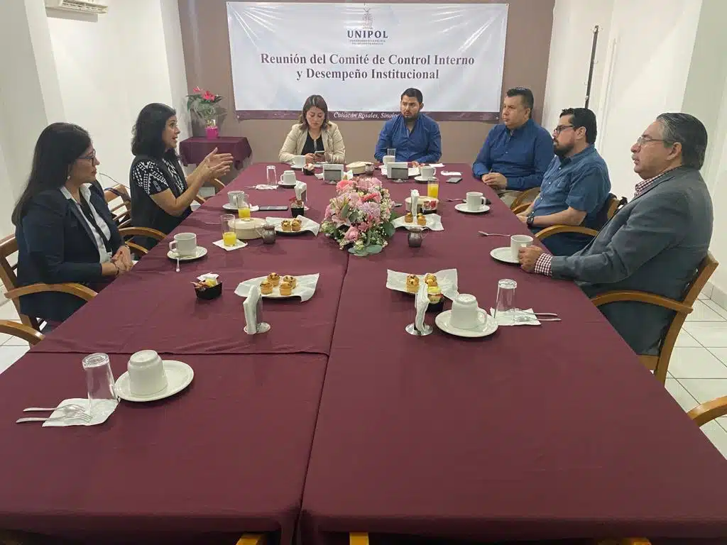 Personas en una reunión en Culiacán