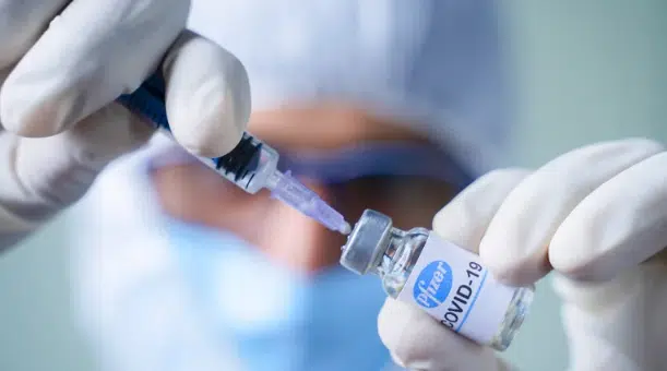 Cofepris otorga registro a vacunas de Pfizer y Moderna contra Covid-19