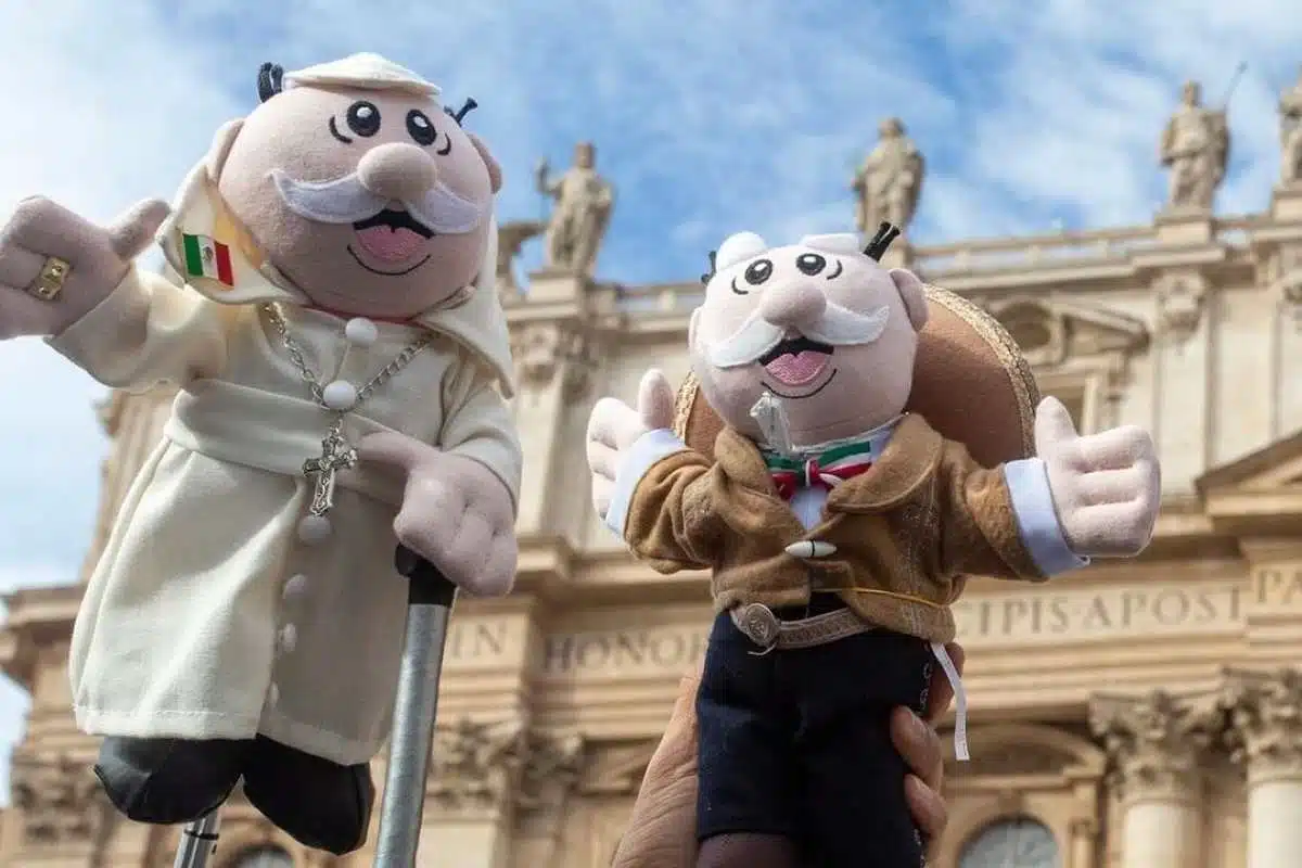 Venderán peluches del Dr Simi Papa en el Vaticano; buscan apoyar a los discapacitados