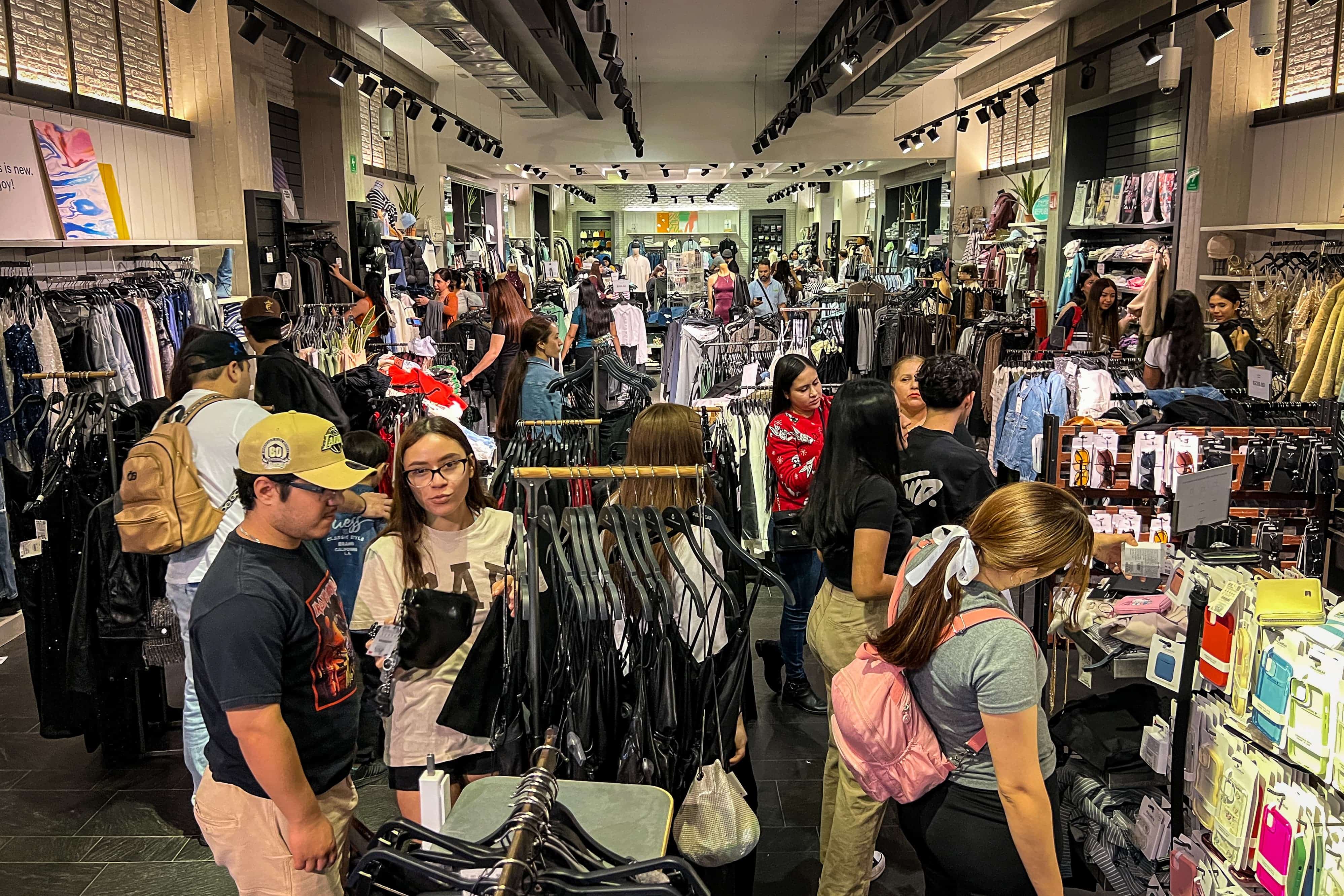 Multitud de personas realizan compras en plaza comercial