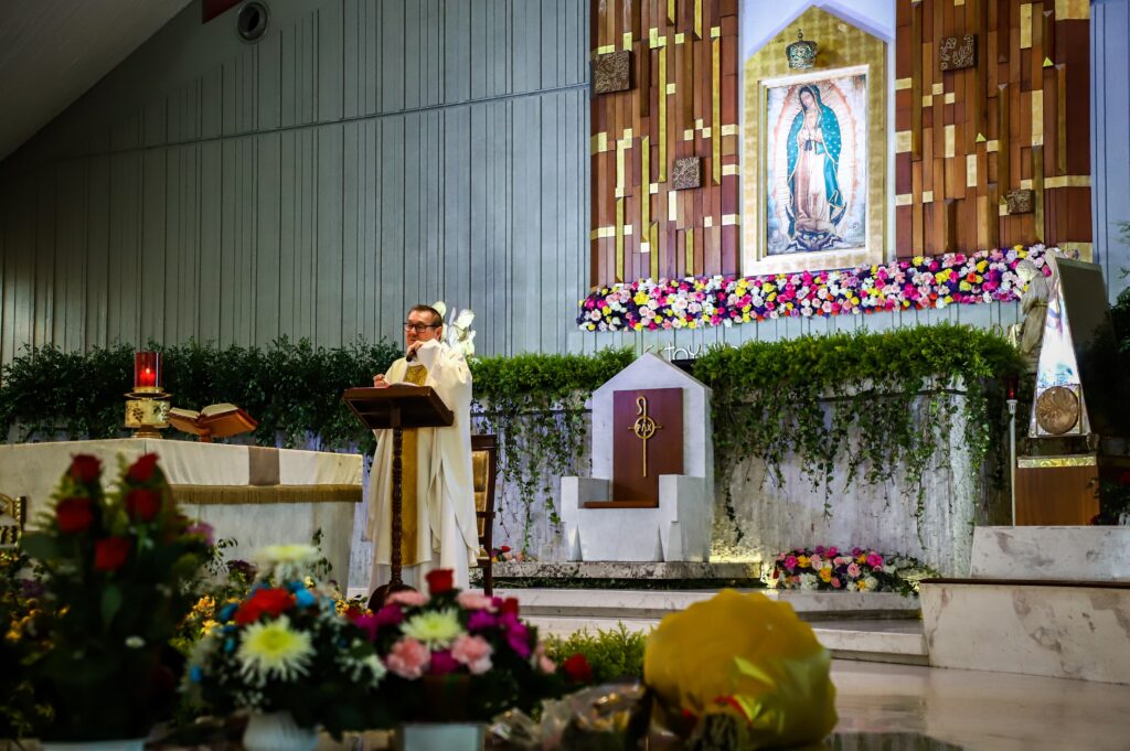 El sacerdote dando misa en la iglesia de la Lomita en Culiacán