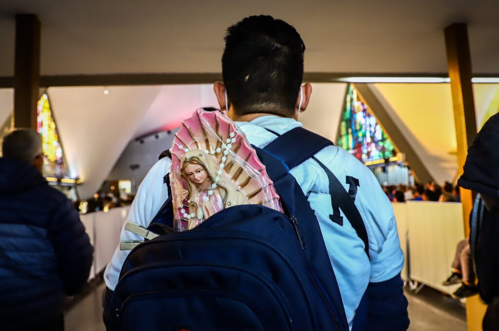Una persona con una mochila y adentro una Virgen de Guadalupe en Culiacán
