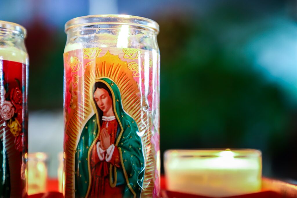 Una veladora con la imagen de la Virgen de Guadalupe