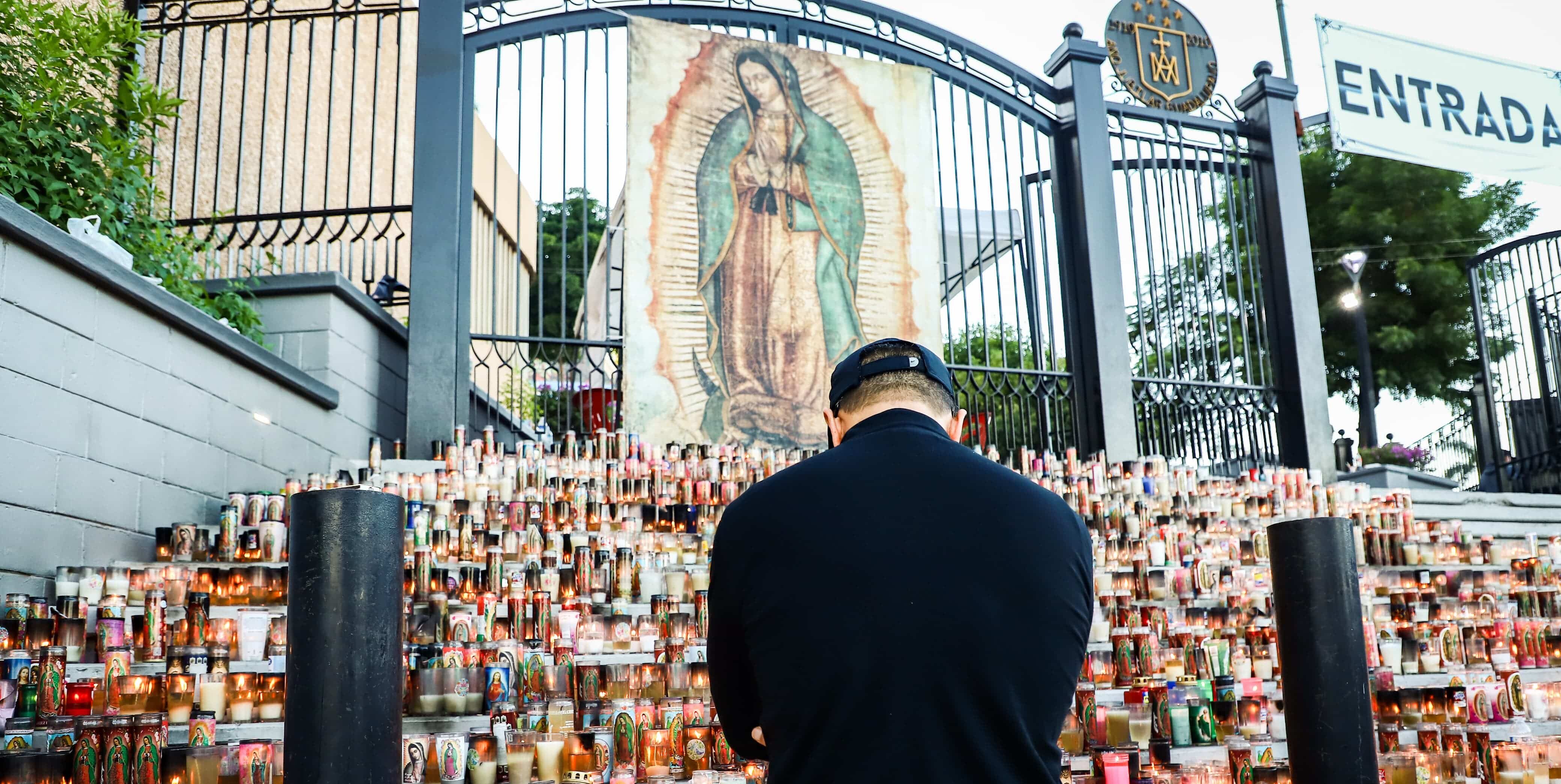 Una persona hincada, veladoras y una imagen de la Virgen de Guadalupe en Culiacán