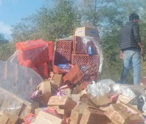 Volcadura de tráiler cargado con galletas