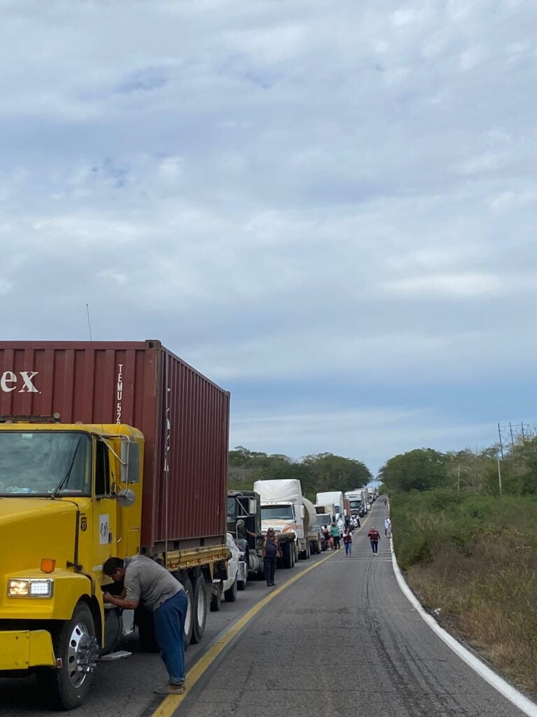 Grúa se lleva tráiler volcado