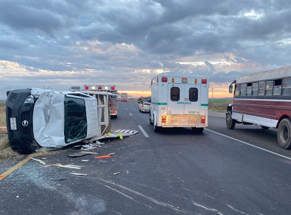Camioneta volcada en la carrtera y una ambulancia por un lado