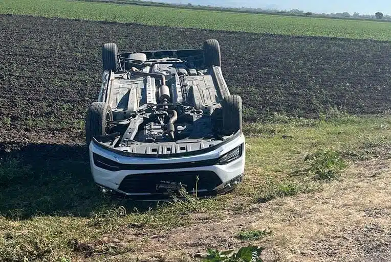 Auto color blanco con las llantas hacia arriba tras volcar por carretera de Guasave