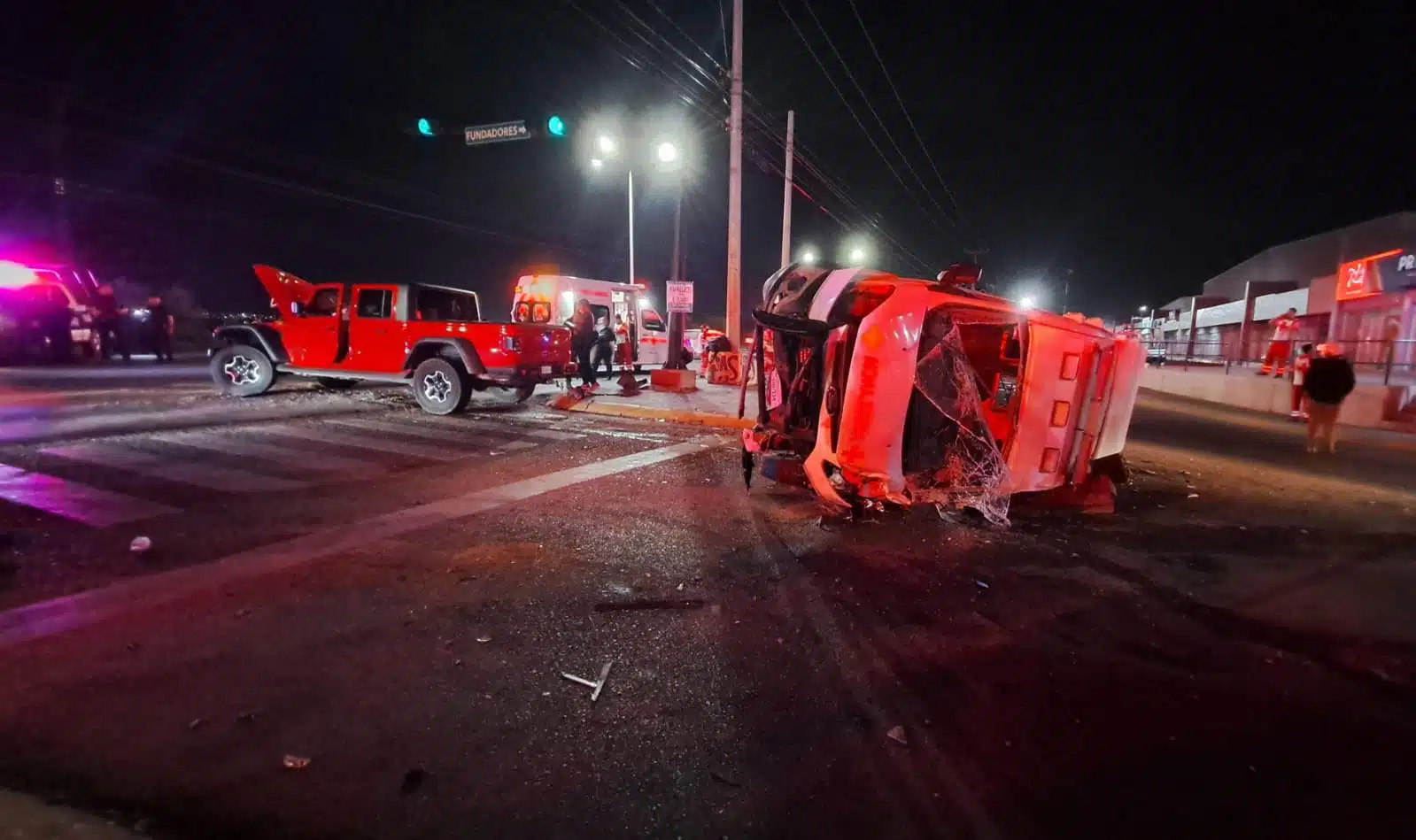 La ambulancia terminó volcada tras el choque.