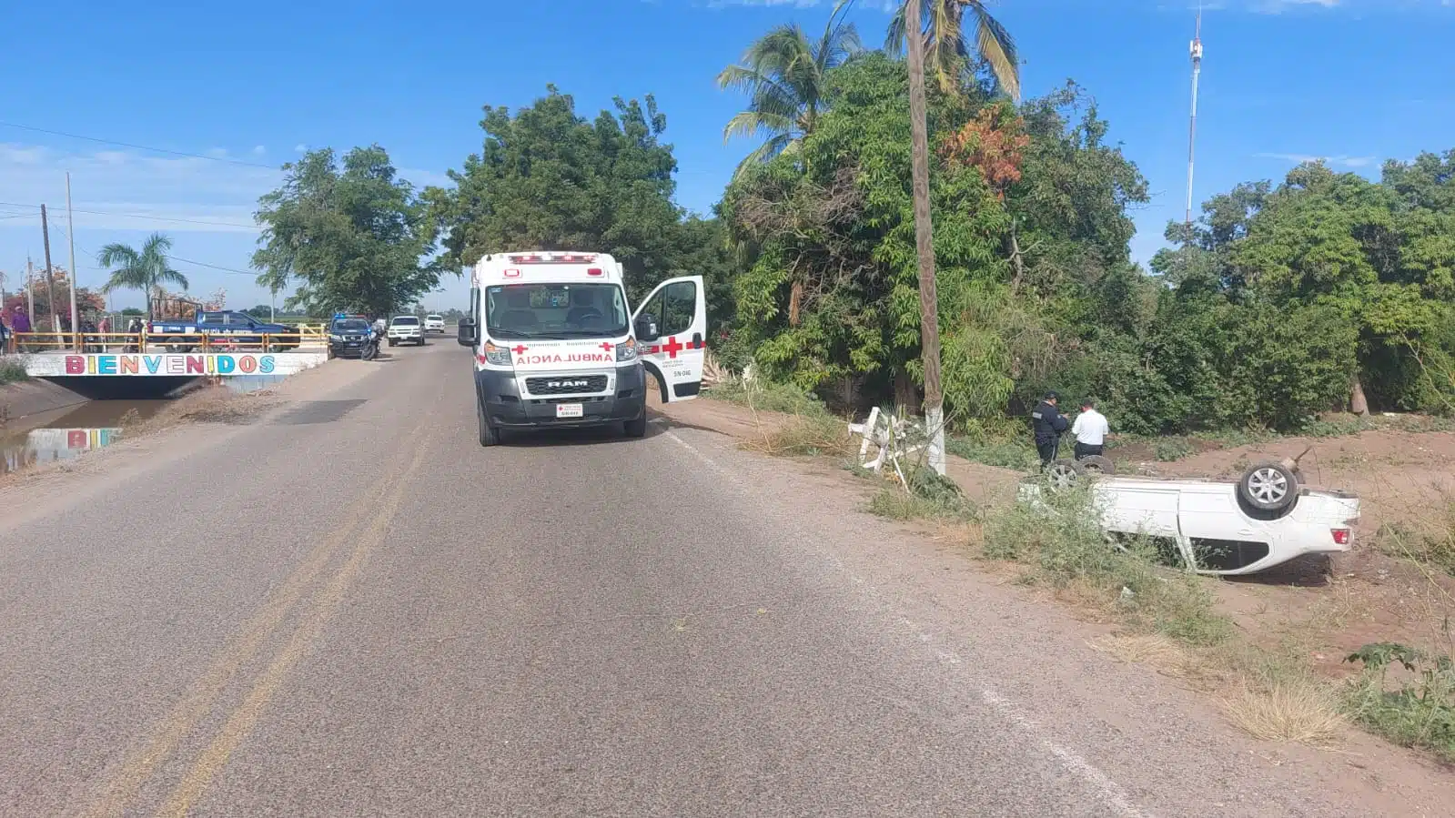 Volcadura de vehículo blanco por la carretera Angostura-Batury