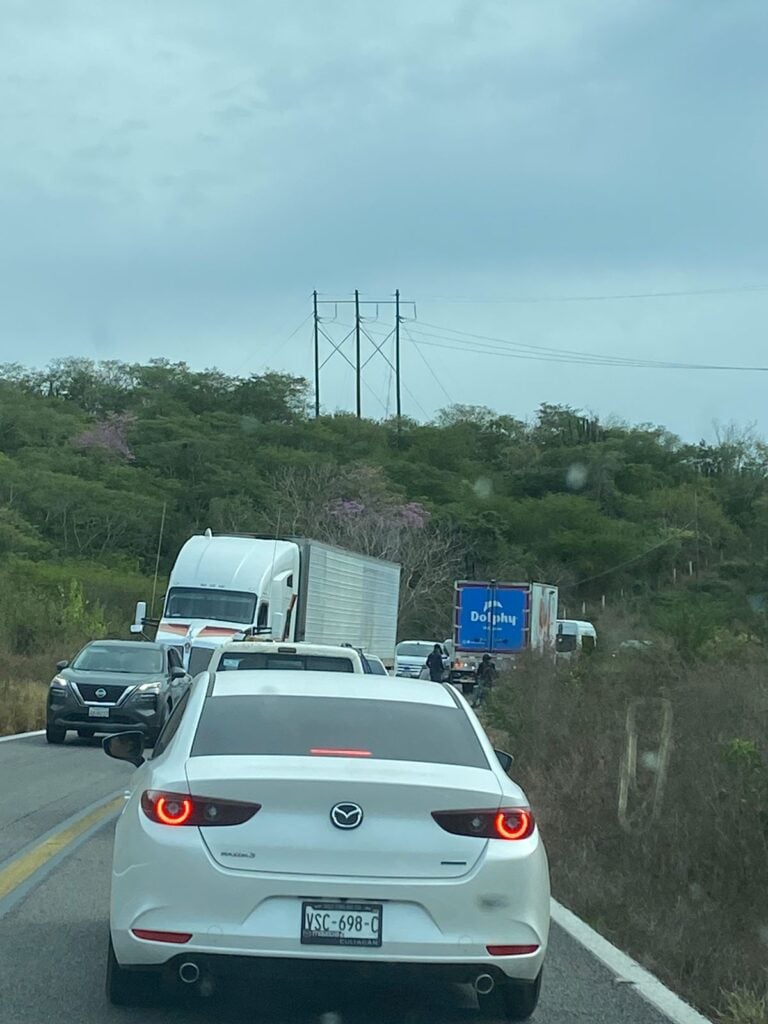 Fila de carros en carretera./ Foto: Francisco Ramírez