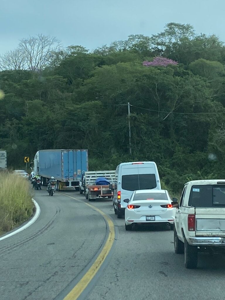 Fila de carros en carretera./ Foto: Francisco Ramírez