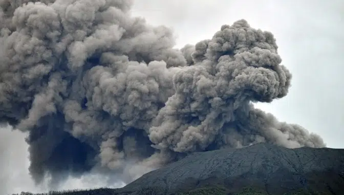 Erupción del Volcán Marapi deja 11 muertos y 12 desaparecidos