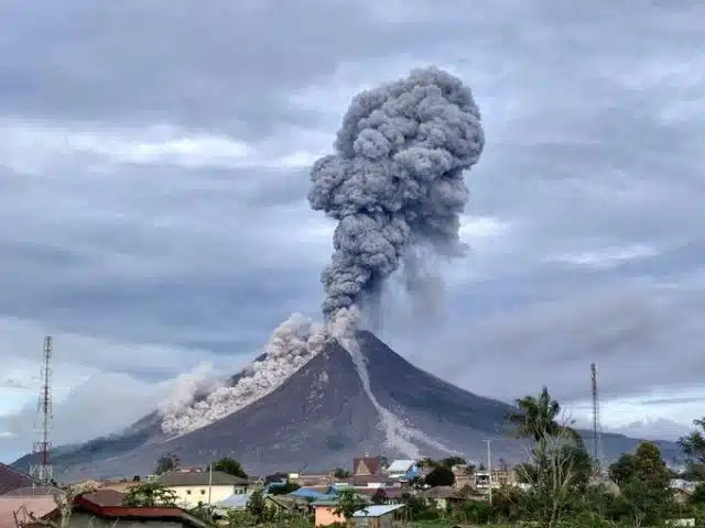 Volcán Monte Marapi entra en erupción; reportan 11 muertos