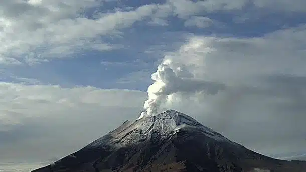 Volcán Popocatépetl registra más de 100 exhalaciones