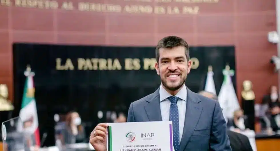 Hombre posando en Senado