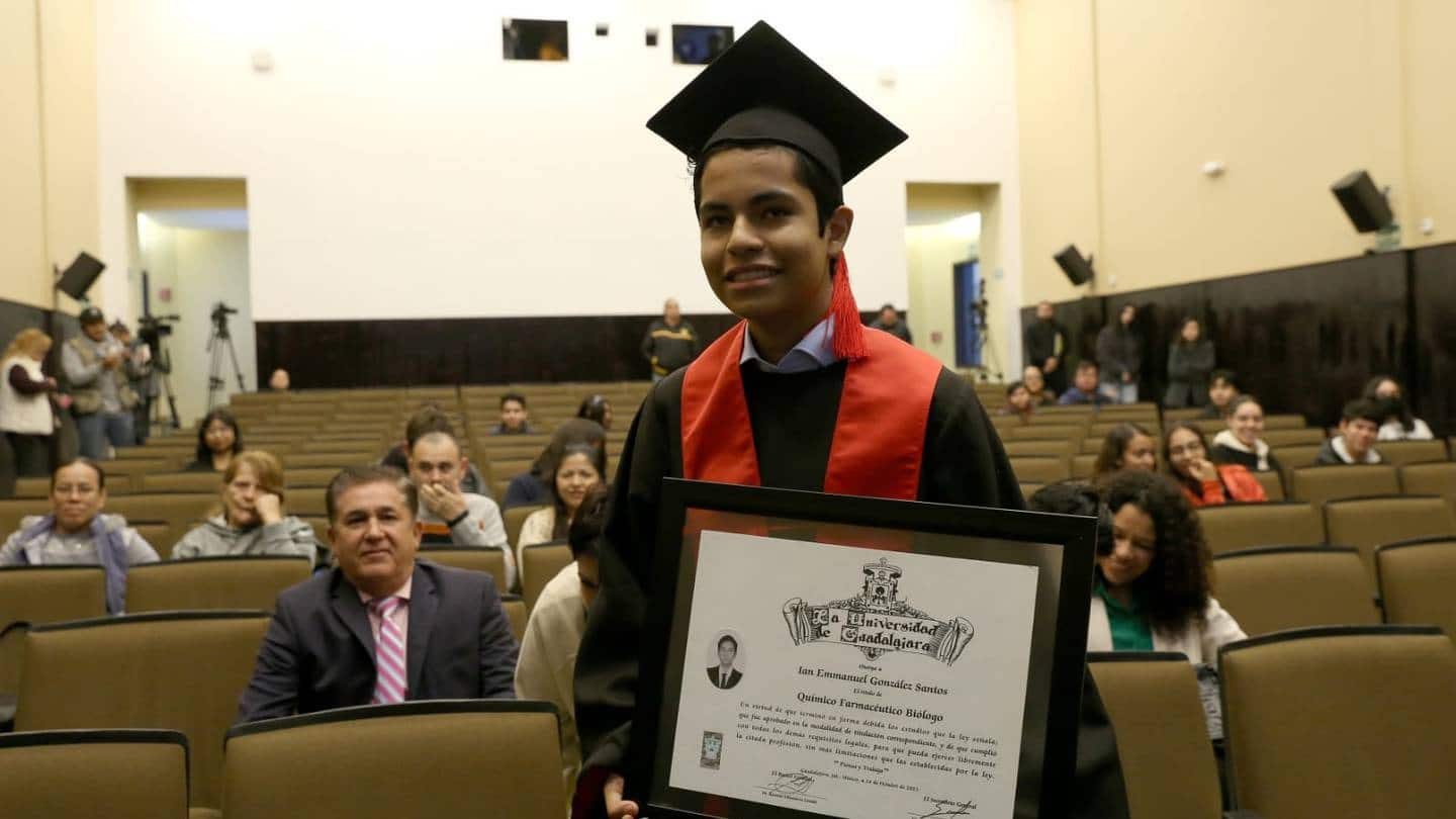 Adolescente graduado de Universidad