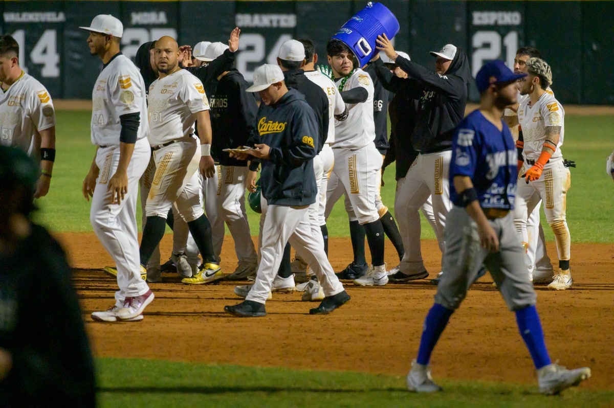 Carlos Soto se vistió de héroe al regar a los Yaquis este sábado y los Cañeros empataron la serie