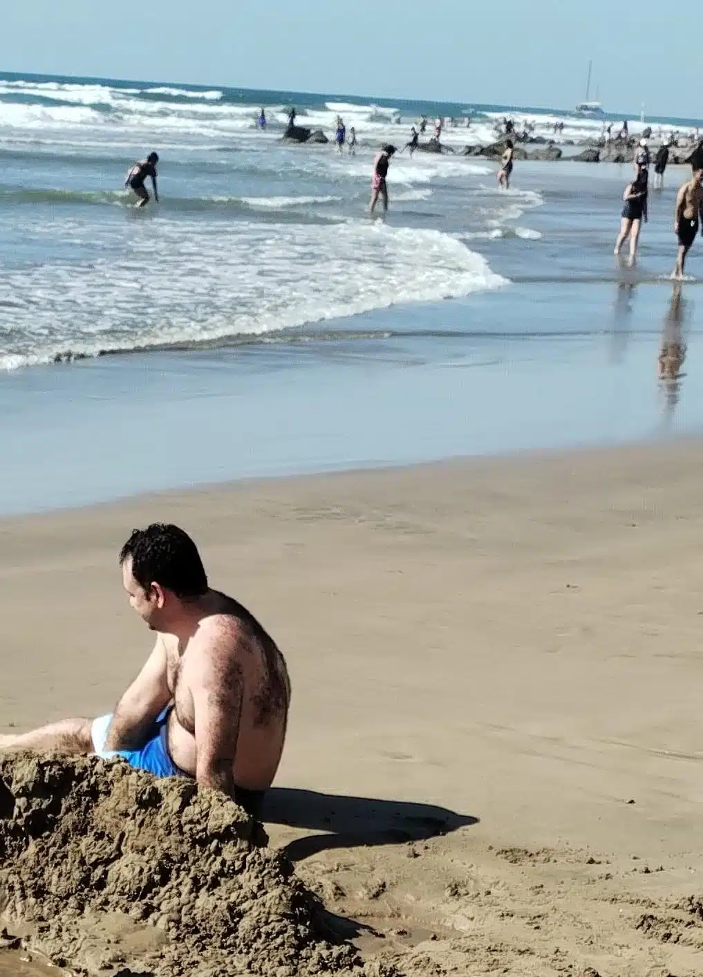 Turista sentado en playa