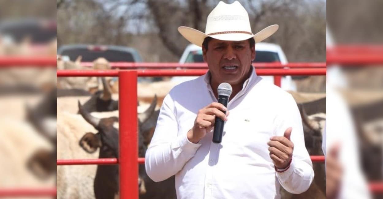 Hombre hablando con micrófono