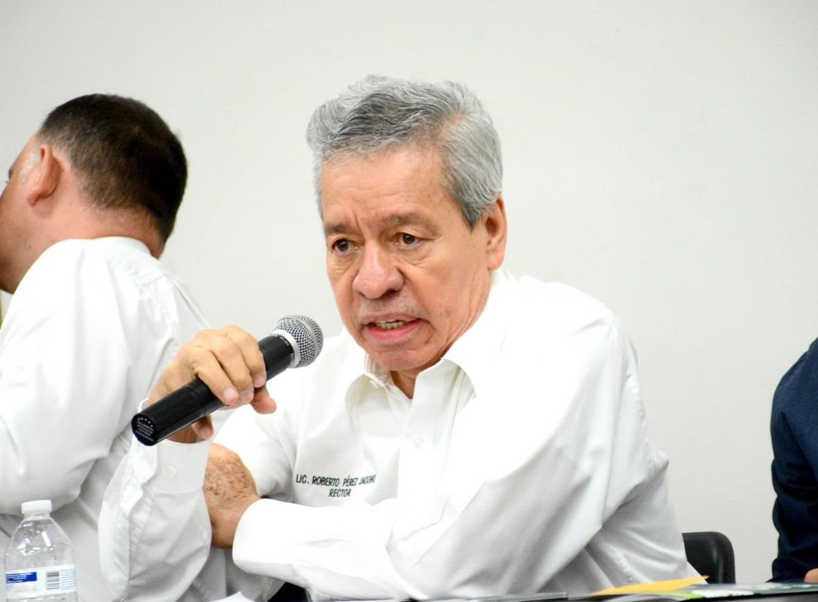 Licenciado hablando con micrófono