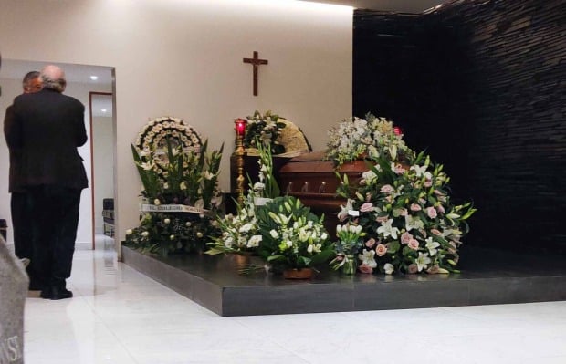 Ataúd rodeado de flores