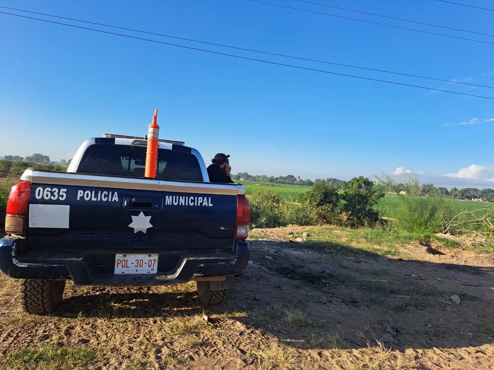 Patrulla municipal resguarda un cuerpo