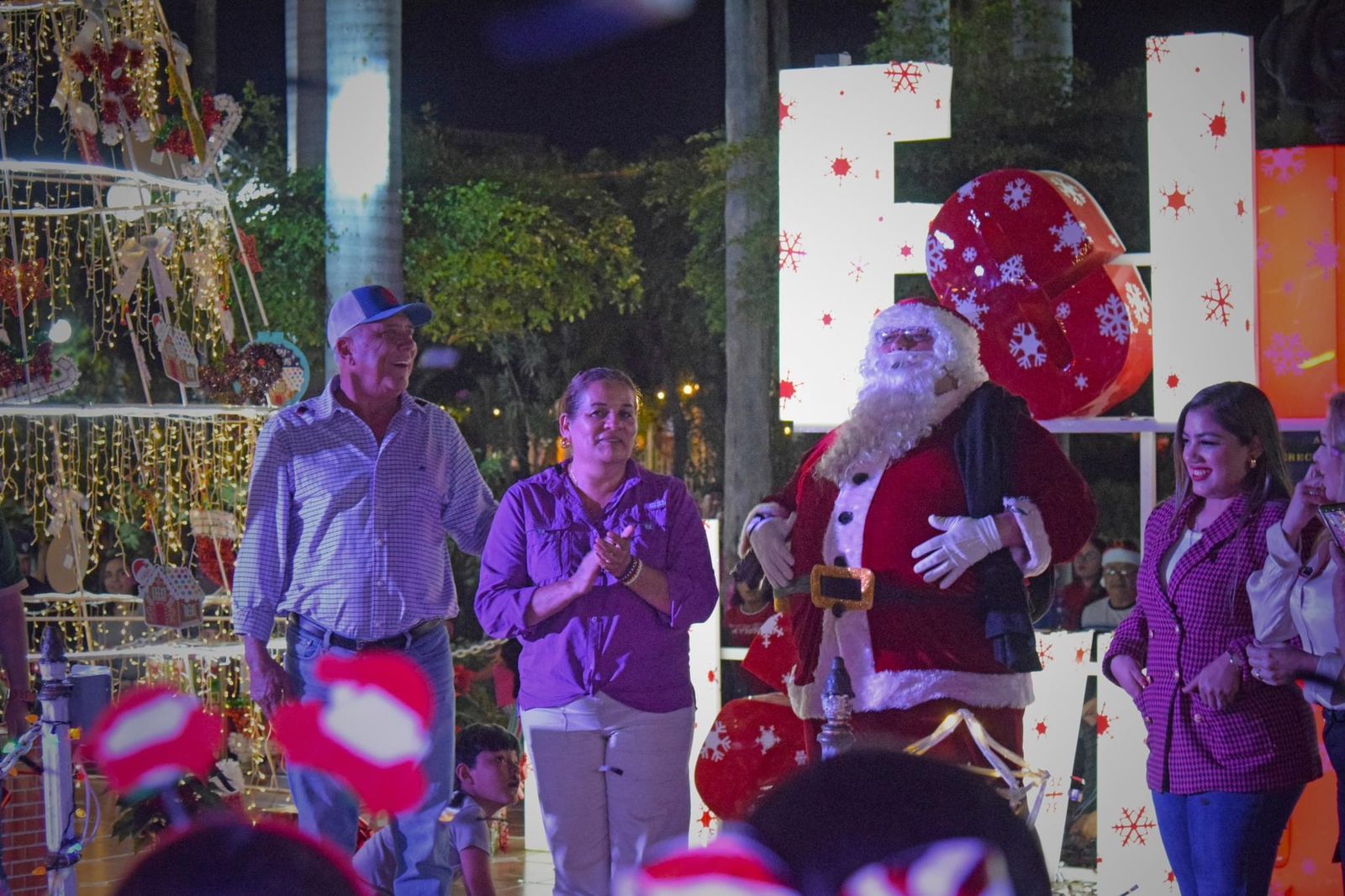 Gildardo Leyva junto a su esposa y Santa claus