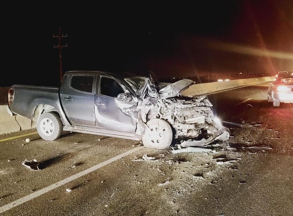 Camioneta destrozada por choque