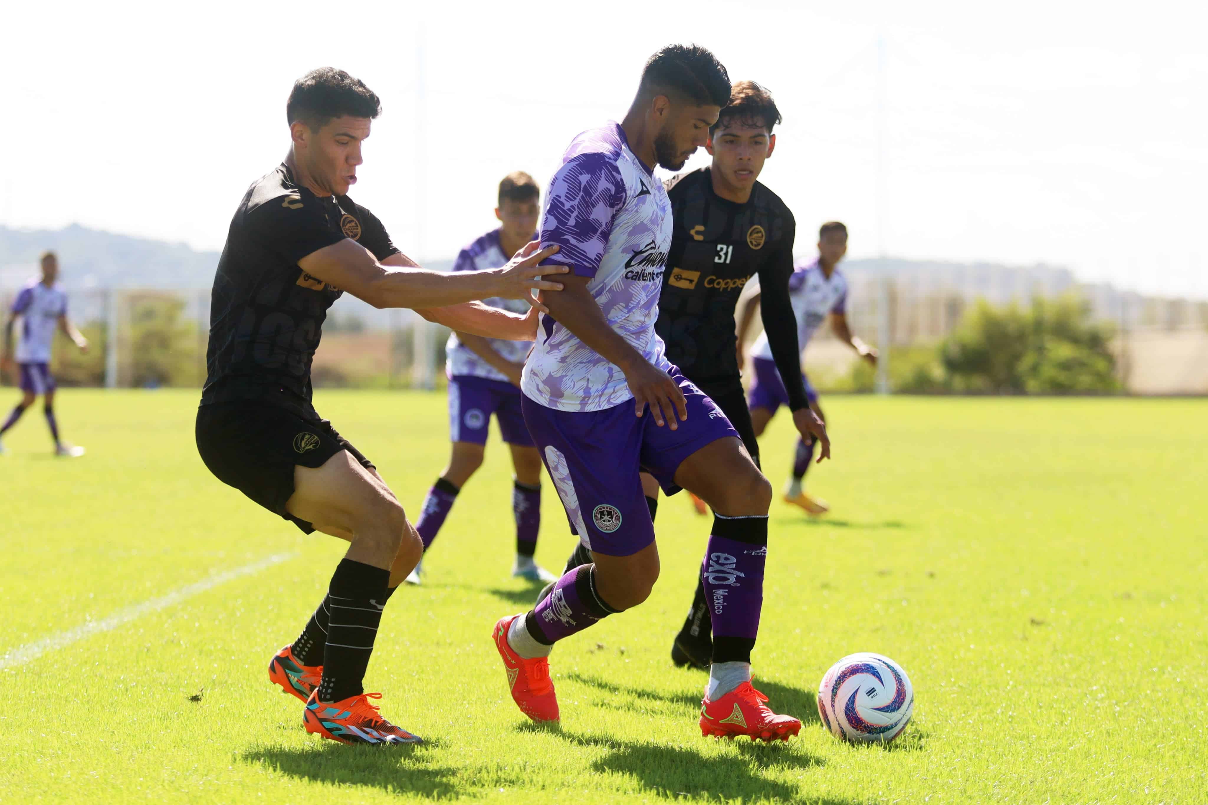 Futbolistas en la cancha