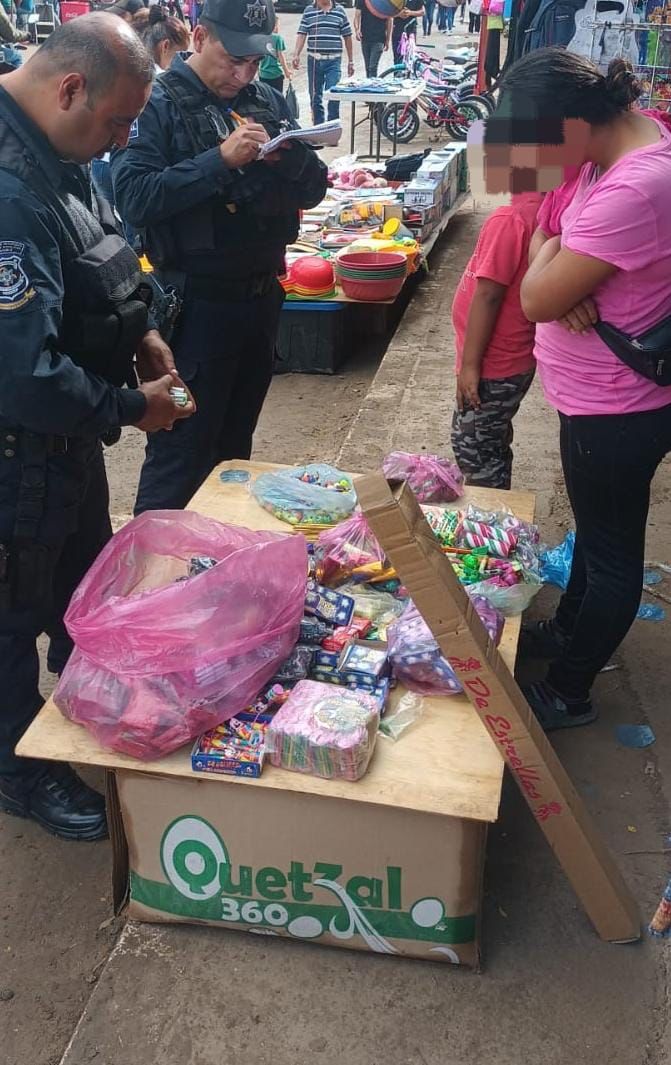 Caja con cuetes explosivos