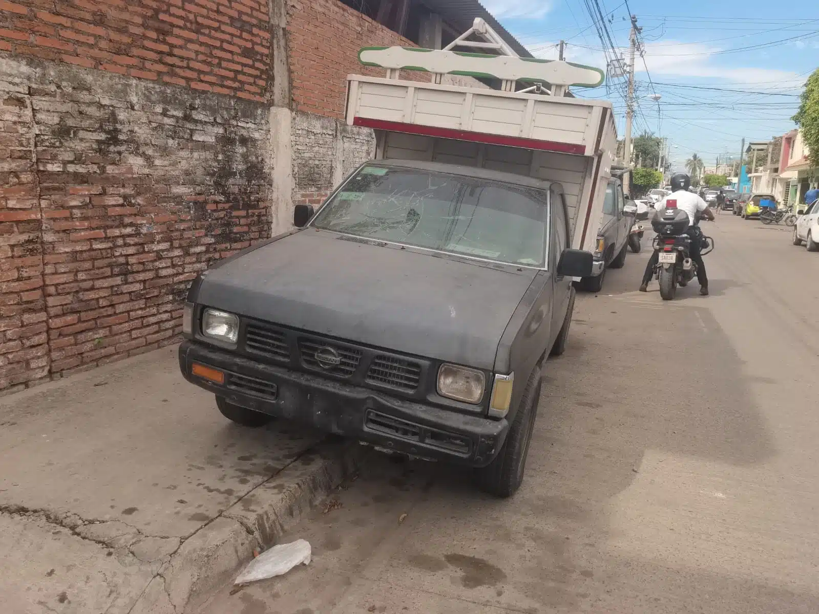 Carro descompuesto en banqueta