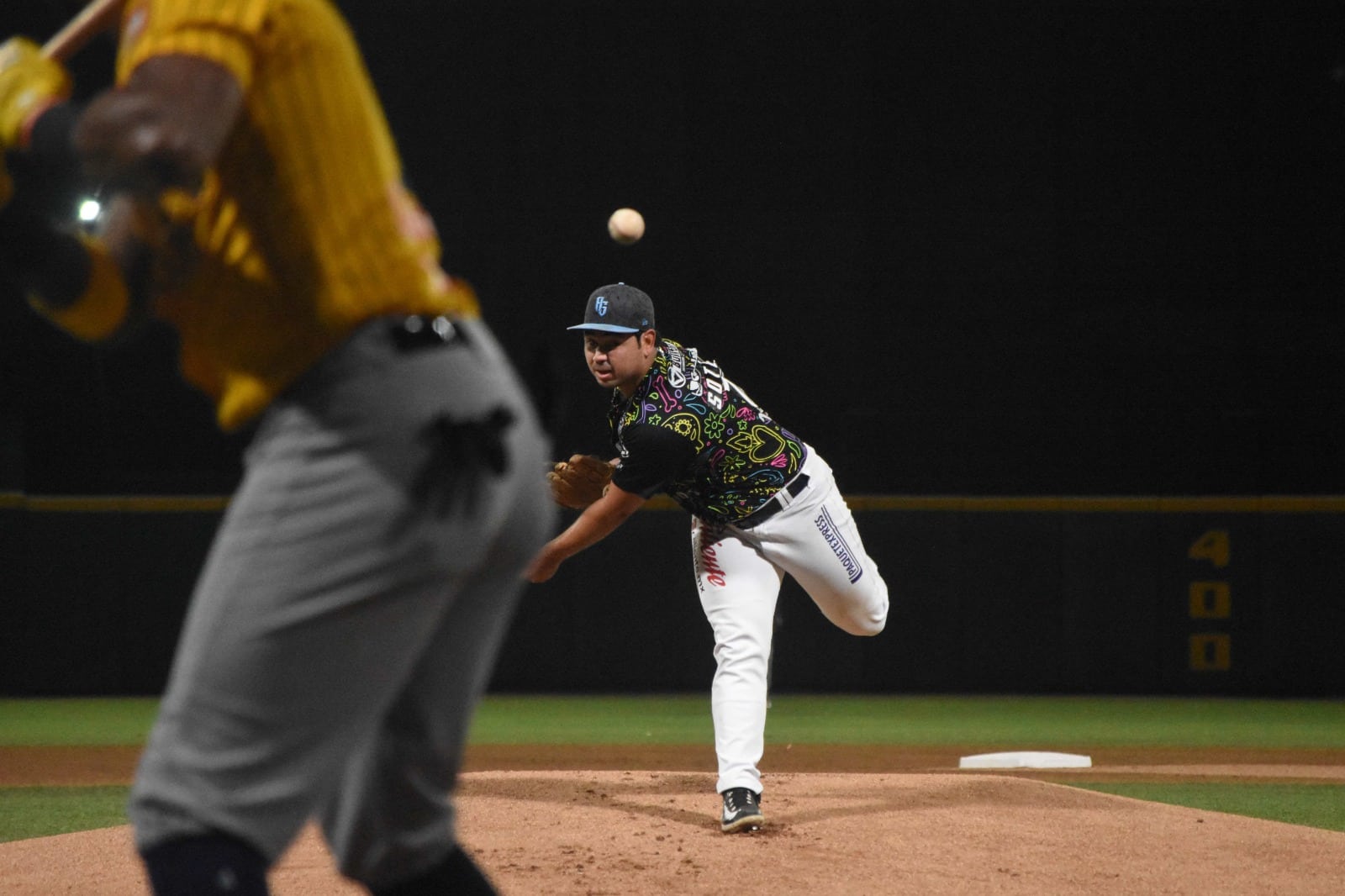 Jugador de beisbol pichando 