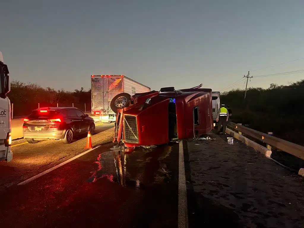 Tráiler volcado en accidente