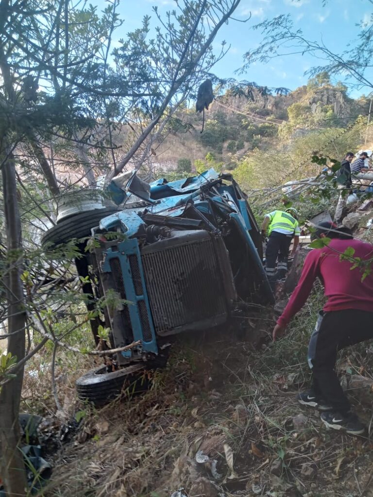 Unidad pesada volcada en Mazatlán