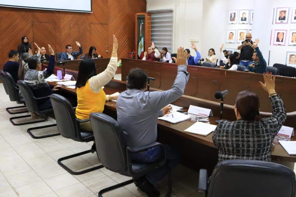 Regidores y presidente municipal en cabildo